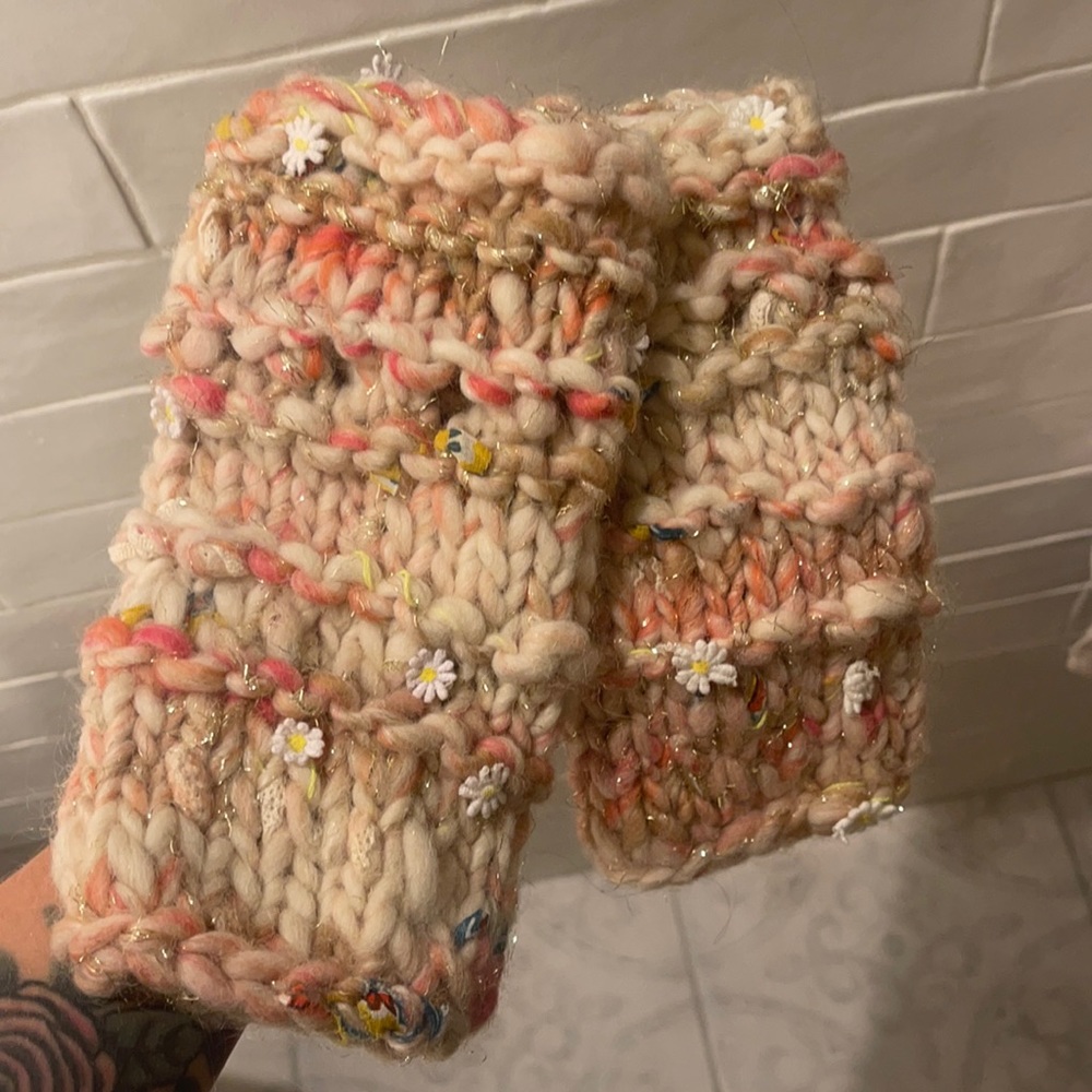 Free people Nick Daisy arm warmers gloves
